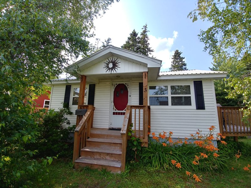 Cottage 3 with its red door